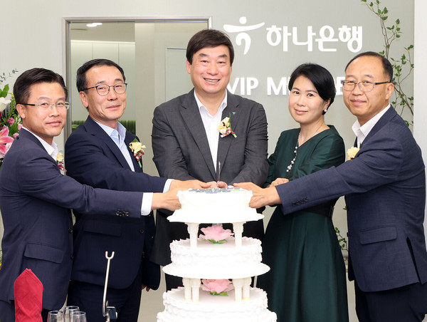 전우홍 하나은행 중앙영업그룹 부행장(왼쪽 두번째), 양성환 하나은행 검단신도시 지점장(왼쪽 세번째)이 개점식에 참석한 내외빈과 축하 케익 커팅을 하고 있다. 사진=하나은행