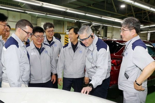 제너럴모터스 한국사업장에 새롭게 부임한 헥터 비자레알 사장이 첫 현장 경영 행보로 GM 부평공장을 방문했다. 사진=제너럴모터스