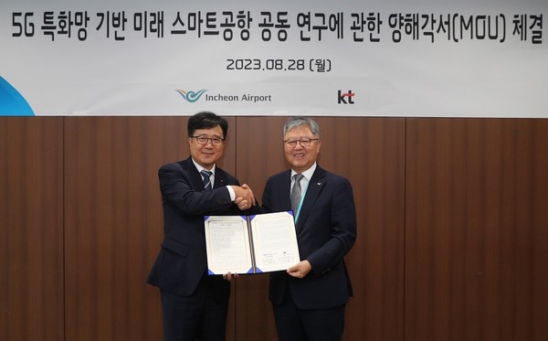 28일 인천국제공항공사 회의실에서 열린 ‘5G 특화망 기반 미래 스마트 공항 연구를 위한 연구협약 체결식’에서 전형욱 인천국제공항공사 인프라본부장(오른쪽)과 김준호 KT 공공/금융고객본부 상무가 기념촬영 하는 모습. 사진=인천국제공항공사
