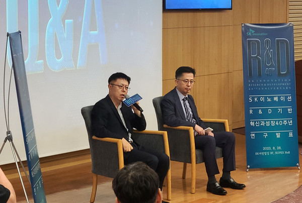 질의응답 중인 이지환 카이스트 경영학과 교수(왼쪽)과 송재용 서울대학교 경영학과 교수(오른쪽). 사진=김하늘 기자