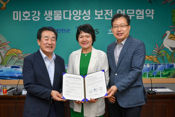 현대모비스는 충북 진천군, 사회적협동조합 한강과 함께 진천군청에서 생물다양성 복원 사업을 위한 업무협약(MOU)를 체결했다. (왼쪽부터) 송기섭 진천 군수, 조은미 한강조합 이사장, 이준형 현대모비스 진천공장장. 사진=현대모비스