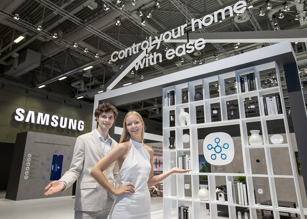 IFA 2023가 열리는 메세 베를린(Messe Berlin)에 위치한 삼성전자 전시관에서 삼성전자 모델이 스마트싱스 체험존을 소개하고 있다. 사진=삼성전자