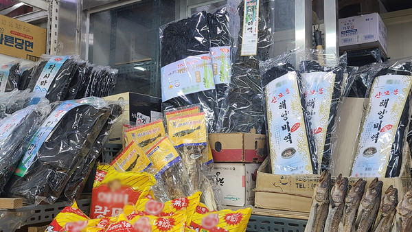 한 건어물 상점 가판대의 모습. 산모미역으로 널리 알려진 부산 기장 미역 외에 진도 미역, 완도 미역 등이 진열돼 있다. 사진=김하늘 기자
