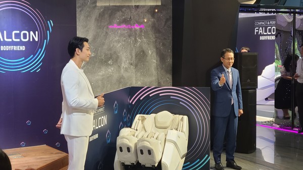 5일 ‘팔콘(Falcon)’ 론칭쇼에 참석한 광고모델 정지훈(비, 왼쪽)과 지성규 대표(오른쪽). 사진=김하늘 기자