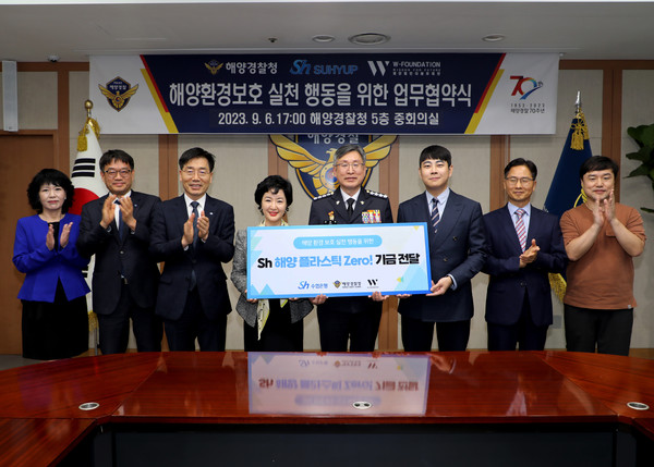 공익기금 전달을 마친 수협은행 강신숙 은행장(왼쪽)과 해양경찰청 김종욱 청장(가운데), W재단 김욱 이사장이 기념촬영을 하는 모습. 사진=Sh수협은행