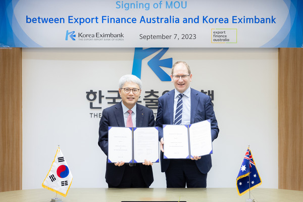 윤희성 수출입은행장(왼쪽), 존 홉킨스 EFA CEO가 협약식에서 기념 촬영을 하고 있다. 사진=수출입은행