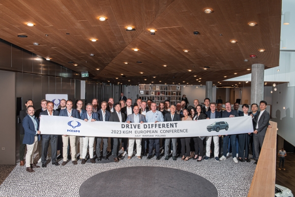 7월 폴란드 바르샤바에서 열린 유럽 론칭 행사에서 곽재선 KG모빌리티 회장(왼쪽부터 9번째)이 참석자들과 기념촬영을 하고 있다. 사진=KG모빌리티