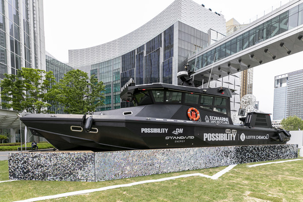 지난해 5월 롯데월드타워에서 진행한 Every Step for Green 전시에 전시된 에코마린의 개발 소재 적용한 가능성(Possibility)호. 사진=롯데케미칼
