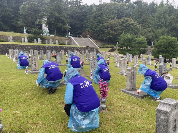 효성 임직원이 국립서울현충원에서 묘역정화 활동을 하고 있다. 사진=효성