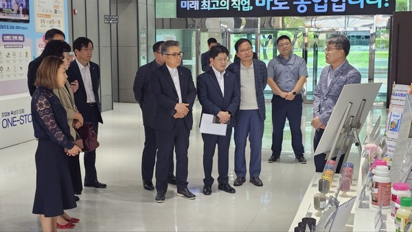 범농협 ESG 추진위원회 위원들이 14일 경기 안성시 농협창업농지원센터에서 '제2차 범농협 ESG 추진위원회' 개최 후 청년농 교육·육성프로그램 설명을 듣고 있다. 사진=농협중앙회