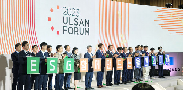 폐회 후 기념사진 촬영 중인 최태원 SK회장(왼쪽에서 11번째)와 김준 SK이노베이션 부회장(왼쪽에서 10번째). 사진=김하늘 기자