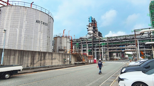 울산CLX 제2 고도화설비(No.2 FCC) 일원. 작업장으로 이동하는 근로자 왼편에 원료를 저장하는 탱크가 보인다. 사진=김하늘 기자
