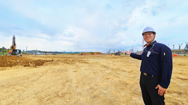 김기현 SK지오센트릭 PM이 울산ARC 부지에 관해 소개하는 모습. 본격적인 착공을 앞두고 평탄화 작업이 진행 중이다. 사진=SK이노베이션