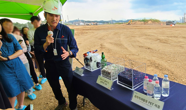 박지훈 SK지오센트릭 PM이 해중합 기술에 관해 설명하고 있다. 사진=김하늘 기자