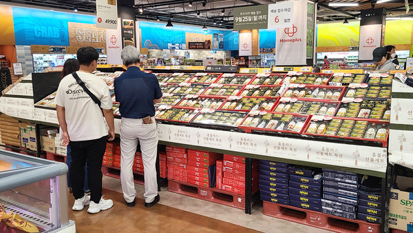 19일 홈플러스 중계점에서 소비자가 추석선물세트를 살펴보고 있다. 사진=김하늘 기자