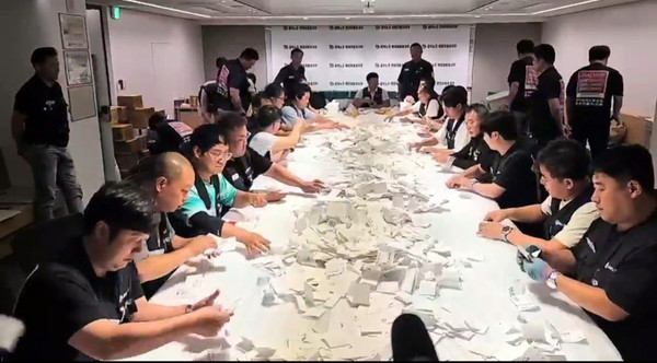 현대차 노조가 18일 울산공장 내 노조사무실에서 올해 임금 및 단체협약 잠정합의안에 대한 조합원 찬반투표를 개표하고 있다. 사진=현대차 노조