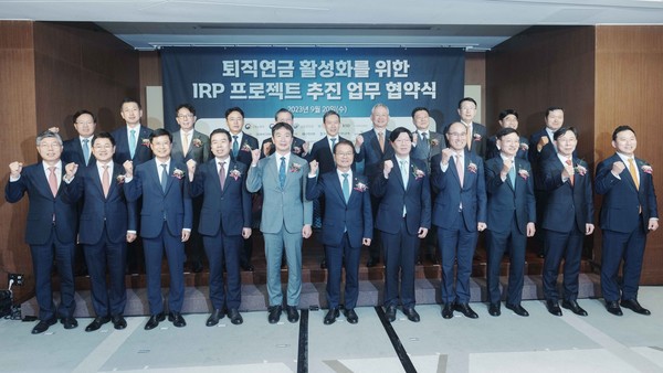 이석용(왼쪽 네번째) NH농협은행장, (왼쪽 다섯번째부터) 이복현금융감독원장, 이정식 고용노동부 장관, 김소영 금융위원회 부위원장을 비롯한 참석자가 협약식에서 기념 촬영하고 있다. 사진=NH농협은행