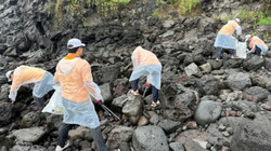 하이트진로가 제주도 닭머르 해안에서 반려해변 정화활동을 실시했다. 사진=하이트진로