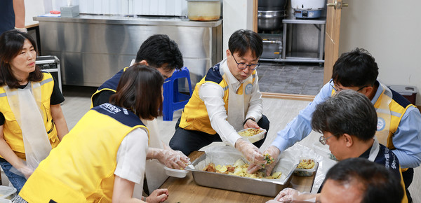 심현구 신용보증기금 전무이사와 임직원들이 추석맞이 '사랑 나눔 사회공헌활동'에 참여하고 있다. 사진=신용보증기금