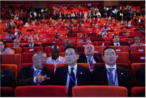 지난 6월 2030 세계박람회 부산 유치 활동 지원을 위해 프랑스를 방문한 정의선 현대차 그룹 회장(왼쪽부터), 이재용 삼성전자 회장, 구광모 LG그룹 회장이 파리 이시레몰리노의 제172차 국제박람회기구(BIE) 총회장에서 진행된 4차 경쟁 프레젠테이션(PT)에 참석하고 있다. 사진=연합뉴스