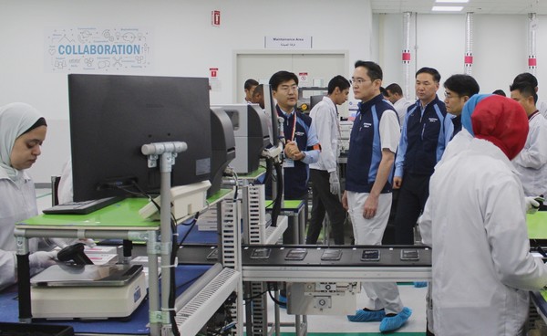 이재용 삼성전자 회장은 1일(현지시간) 이집트 중부 베니수에프주(州)에 위치한 삼성전자 TV·모바일 공장에 방문했다. 사진=삼성전자