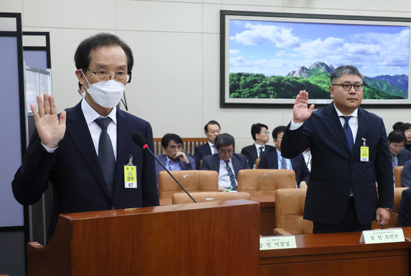 12일 국회 환경노동위원회에서 열린 고용노동부에 대한 국정감사에 이강섭 샤니 대표이사(왼쪽)과 조민수 코스트코코리아 대표이사(오른쪽)이 증인으로 출석했다. 사진=연합뉴스