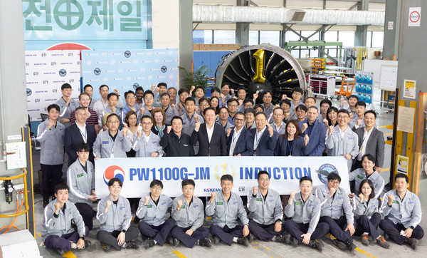 우기홍 대한항공 대표이사 사장(왼쪽 네 번째), Mr. Yogesh Farswani(Executive Director Sales, APAC, P&W)(왼쪽 다섯 번째) 등 관계자들이 기념촬영을 하고 있는 모습. 사진=대한항공