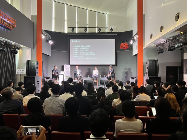 12일 오후 일본 도쿄 도쿄컬쳐컬쳐에서 진행한 '2023년 L-캠프 재팬 1기'에서 다마쓰카 겐이치 일본 롯데홀딩스 대표와 인큐베이터펀드, 팍샤캐피털 등 일본을 대표하는 VC 대표가 토론하고 있다.