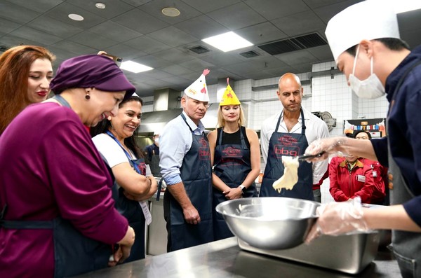 지난 13일, BBQ가 개최한 '글로벌 치킨캠프'에서 치킨 조리법을 체험하는 모습. 사진=제너시스BBQ 그룹