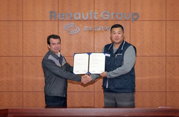 지난 16일 임금 협약 조인식에 참석한 스테판 드블레즈 사장(왼쪽)과 김동석 노동조합 위원장(오른쪽). 사진=르노코리아