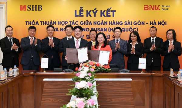 앞줄 왼쪽부터 BNK부산은행 방성빈 은행장, 사이공-하노이은행 Do Quang Hien(도 꽝 히엔)은행장)