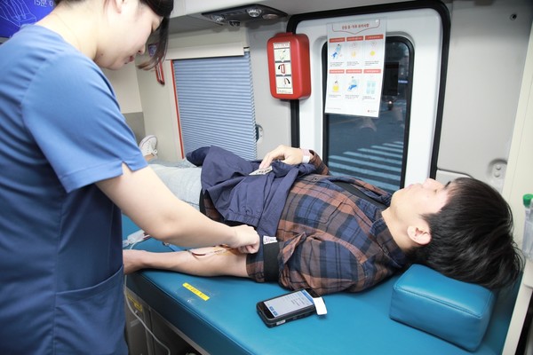 DGB생명보험이 코로나19 이후 발생한 혈액 수급난 해소에 기여하고 나눔의 가치를 실천하고자 '사랑의 헌혈 캠페인'을 진행했다. 사진=DGB생명