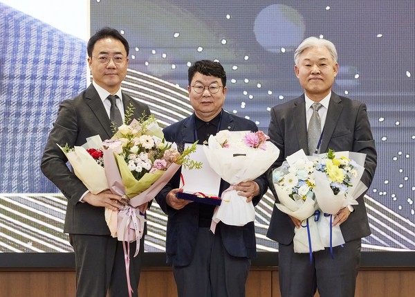 (좌측부터) 오뚜기함태호재단 신영재 감사, 단국대학교 정윤화 교수, 한국식품영양과학회 이부용 회장. 사진=오뚜기