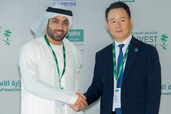 22일(현지시각) 사우디아라비아 리야드 페어몬트 호텔에서 갈라다리 브라더스 그룹 모하메드 갈라다리 회장(사진 왼쪽)과 SPC그룹 허진수 사장이 '파리바게뜨 중동 진출을 위한 조인트 벤처 파트너십 업무 협약(MOU)'을 체결하고 있는 모습.