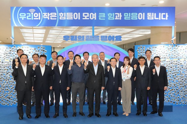 임종룡 우리금융지주 회장(앞줄 오른쪽 5번째)이 지난 20일 자회사 CEO 및 임직원과 우리금융 본사에 모여 조직문화 혁신을 다짐하며 기념촬영을 하고 있다. 사진=우리금융지주