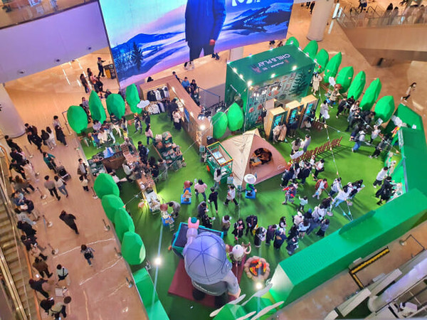 '칠성X플레이모빌' 팝업 행사를 즐기는 고객들의 모습.