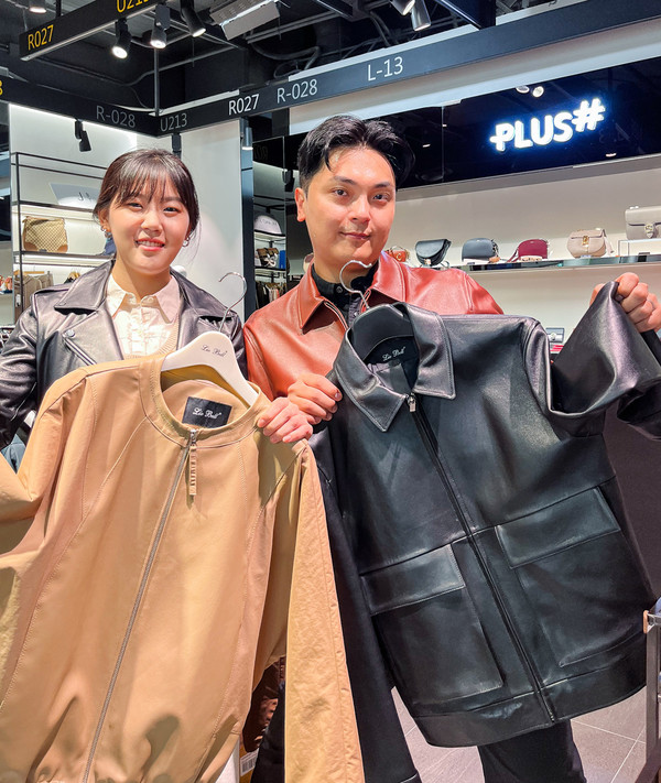 23일 오후, 서울시 중구에 위치한 현대시티아울렛 동대문점 '플러스샵(PLUS#)' 매장에서 직원들이 '가죽 재킷'을 소개하는 모습. 사진=현대홈쇼핑