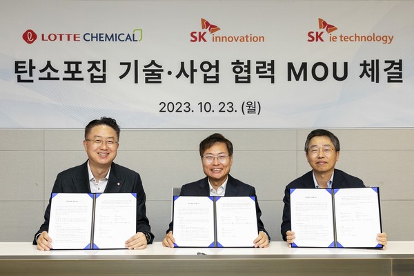 강동수 SK이노베이션 포트폴리오 부문장(왼쪽에서 두번쨰), 이병인 SK아이이테크놀로지 BM혁신실장(왼쪽에서 세번째), 황민재 롯데케미칼 종합기술원장이 23일 서울 송파구 롯데타워에서 업무협약을 체결하고 기념촬영을 하고 있다. 사진=SK이노베이션