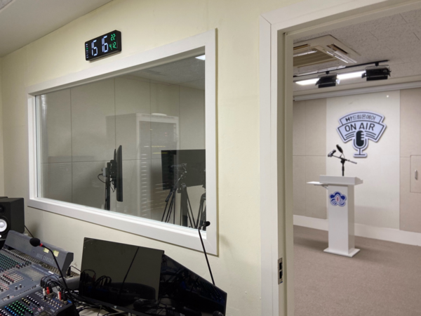 리모델링된 학교 방송실 모습. 사진=현대홈쇼핑