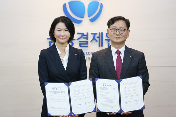 이은미 DGB대구은행 본부장(왼쪽)이 차병주 금융결제원 본부장과 기념 촬영을 하고 있다. 사진=DGB대구은행