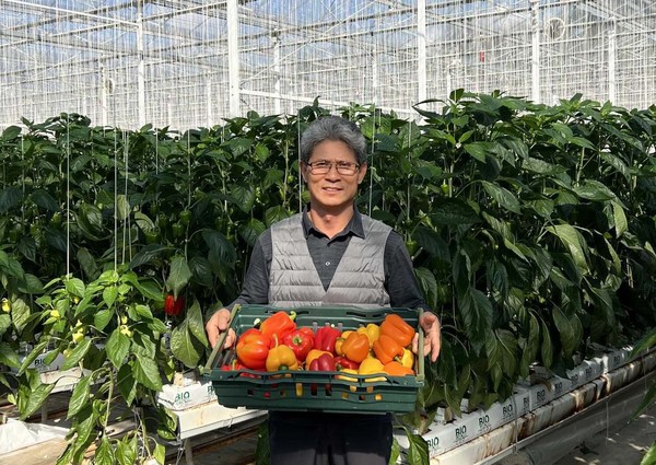 농업회사법인 '지우' 이재규 대표가 파프리카를 들고 포즈를 취하고 있다. 사진=쿠팡