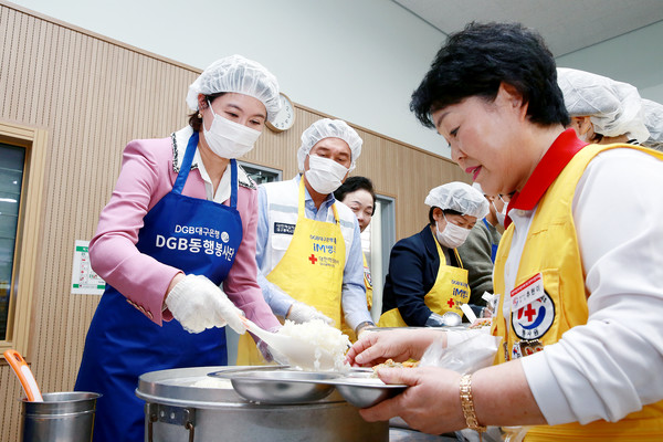 DGB대구은행이 동구 지역민과 함께하는 ‘행복한 밥상’ 무료급식을 실시했다. 사진=DGB대구은행