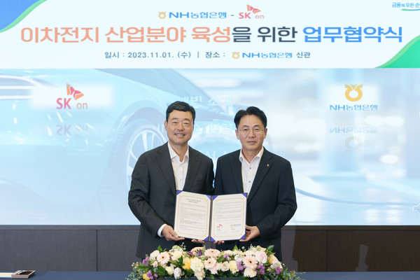 이석용 은행장(오른쪽)과 지동섭 SK온㈜ 대표이사 사장가 업무협약을 체결하며 기념촬영을 하고 있다. 사진= NH농협은행