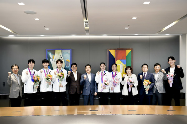 삼성생명이 항저우 아시안게임 메달리스트 선수들을 초청해 축하의 시간을 갖고 임직원을 대상으로 팬 사인회를 개최했다. 사진=삼성생명