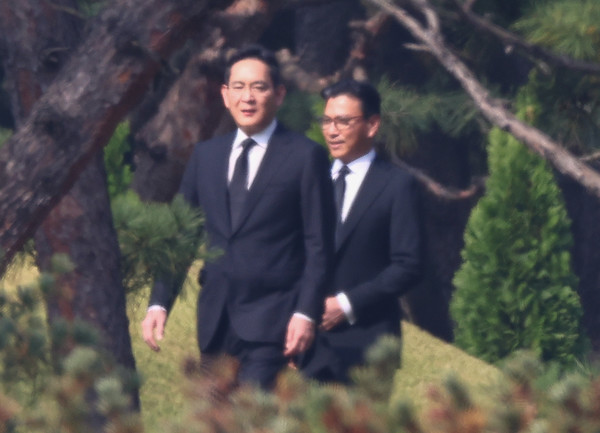 이재용 삼성전자 회장(왼쪽)과 김재열 국제올림픽위원회(IOC) 위원 겸 국제빙상경기연맹 회장이 25일 고 이건희 삼성그룹 선대회장 3주기 추도식에 참석했다. 사진=연합뉴스