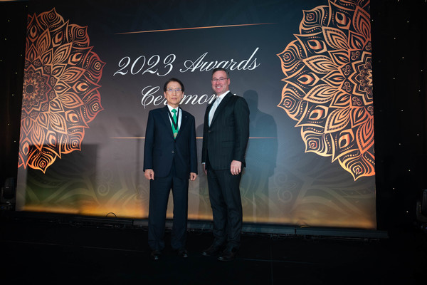 교보생명은 신창재 교보생명 대표이사 겸 이사회 의장이 지난 6일(현지시간) 싱가포르에서 개최된 세계보험협회(IIS) 2023 글로벌인슈어런스포럼에서 '2023 보험 명예의 전당 월계관상(Insurance Hall of Fame Laureate)'을 수상했다. 사진=교보생명