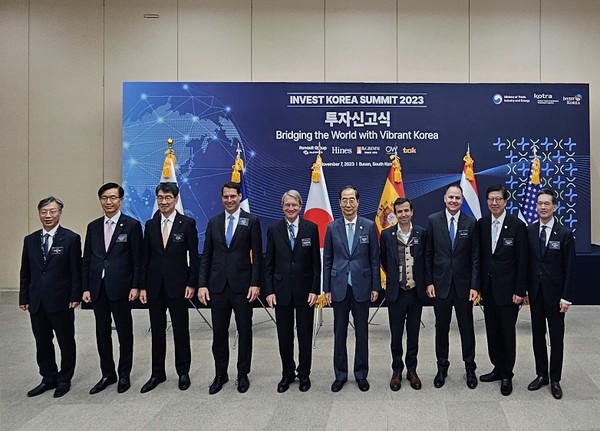 르노코리아는 7일 부산 벡스코에서 열린 인베스트 코리아 서밋의 투자신고식에서 미래차 관련 투자 신고서를 산업부에 제출했다. (우측부터 4번째) 스테판 드블레즈 르노코리아 사장이 한덕수 국무총리, 박형준 부산시장, 방문규 산업통상자원부 장관 및 투자신고식 참여 기업 대표 등 주요 내빈들과 기념 촬영을 하는 모습.  사진=르노코리아자동차