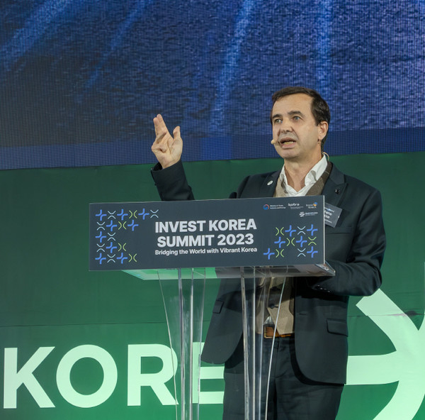 스테판 드블레즈 르노코리아 사장이 7일 부산 벡스코에서 열린 '인베스트 코리아 서밋 2023'의 인베스트 코리아 컨퍼런스에 연사로 나서 르노코리아가 국내 누적 투자액 5조원을 바탕으로 달성한 누적 생산 370만 대 및 지속적인 해외수출 성과를 발표했다.  사진=르노코리아