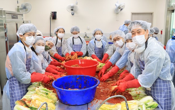 DGB패밀리봉사단이 김장 나눔을 실시했다. 사진=DGB금융지주