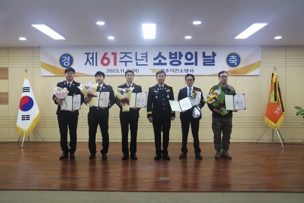 전북은행 안전관리부 조성빈 차장이 제61회 소방의 날을 맞아 소방청장 표창을 받았다. 사진=전북은행